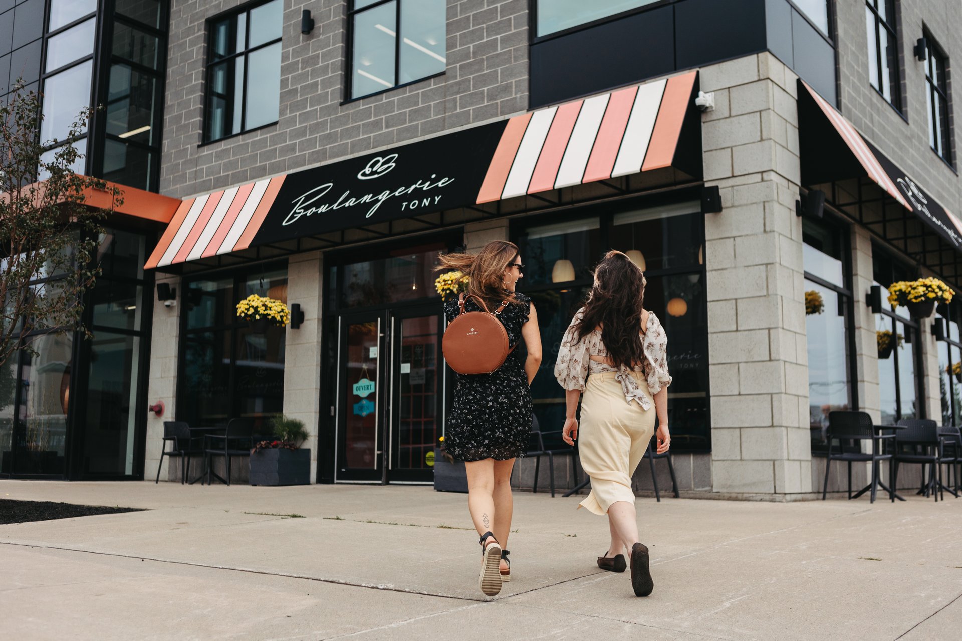 Deux amies se dirigeant vers une boulangerie