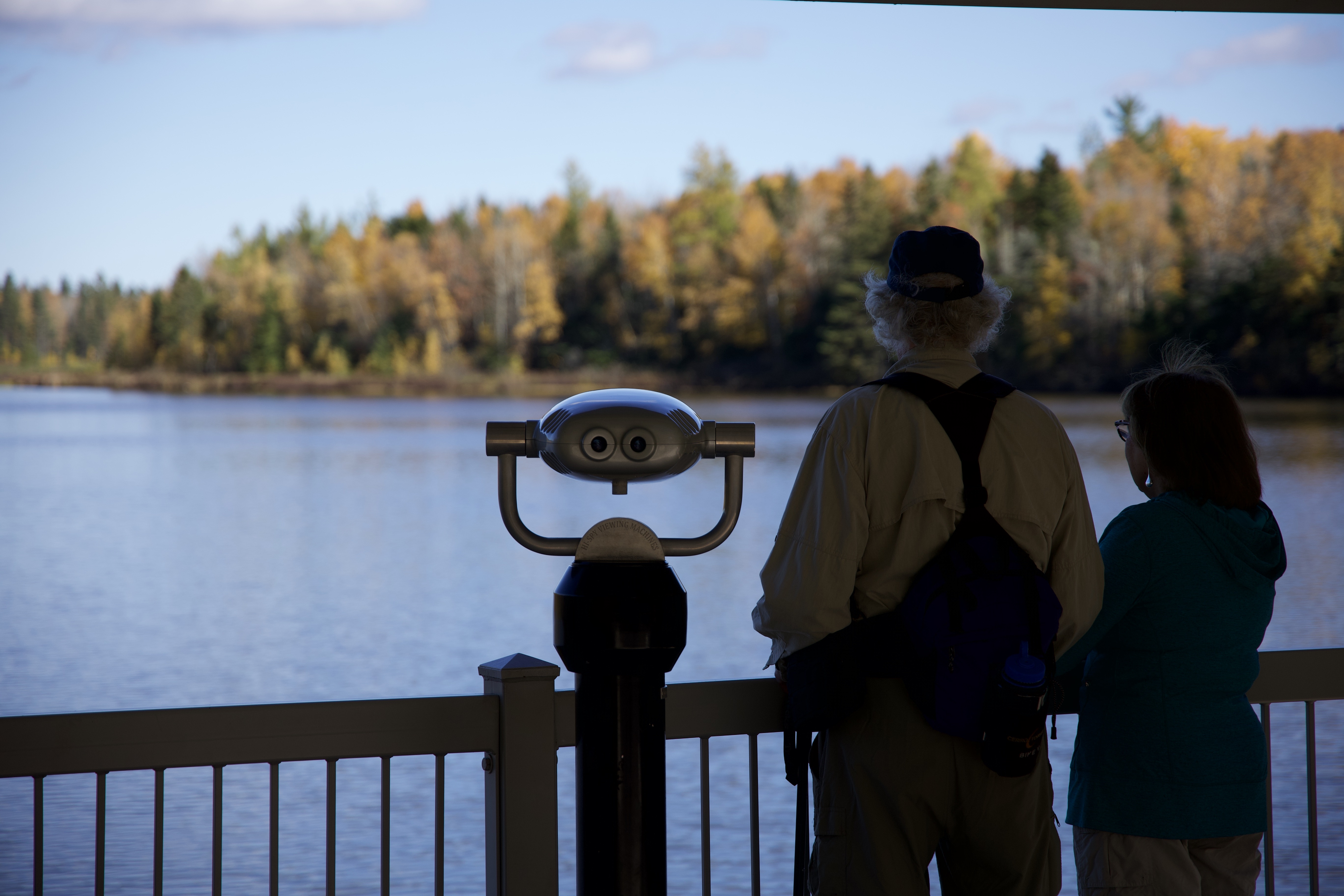 Un couple plus agé appréciant la vue d'un lac au Parc Naturel d'Irishtown