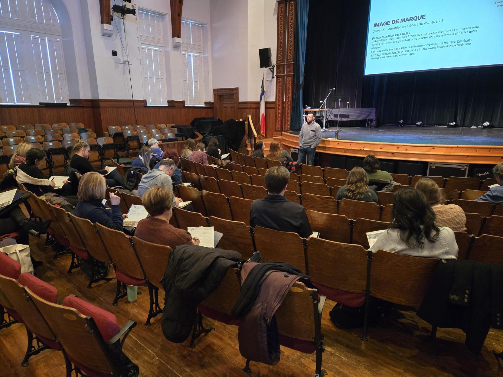 Session d'apprentissage dans un amphithéatre sur la création d'une image de marque